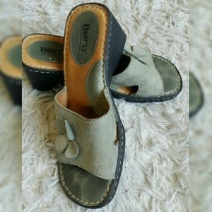 Born ladies wedge sandals in grey